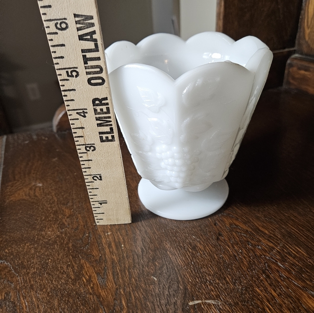 Vintage Grape vine pattern milk glass container. - Picture 9 of 11